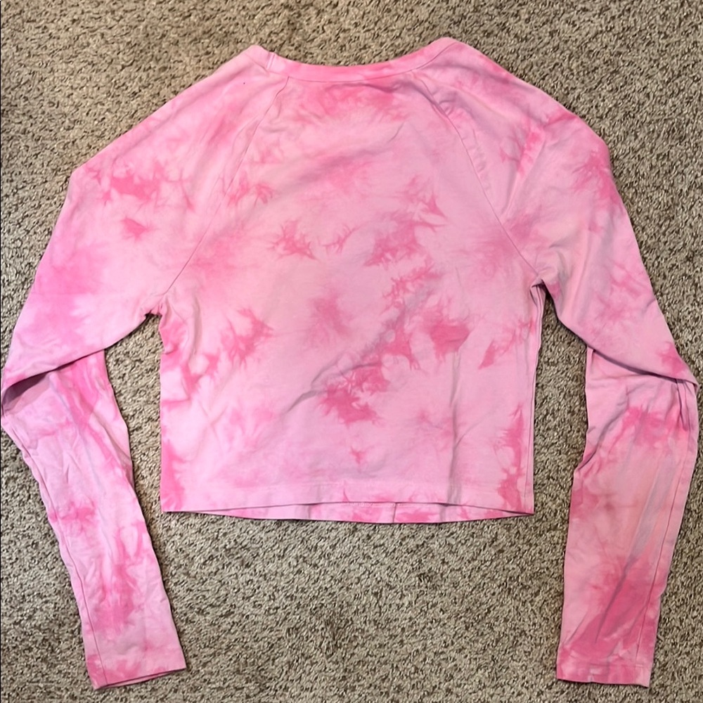 💕🎉HOST PICK🎉💕 Pink Tie-Dye Long Sleeve Crop Top - Picture 3 of 4